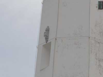 ...e presenta sul muro esterno un grigio fascio littorio